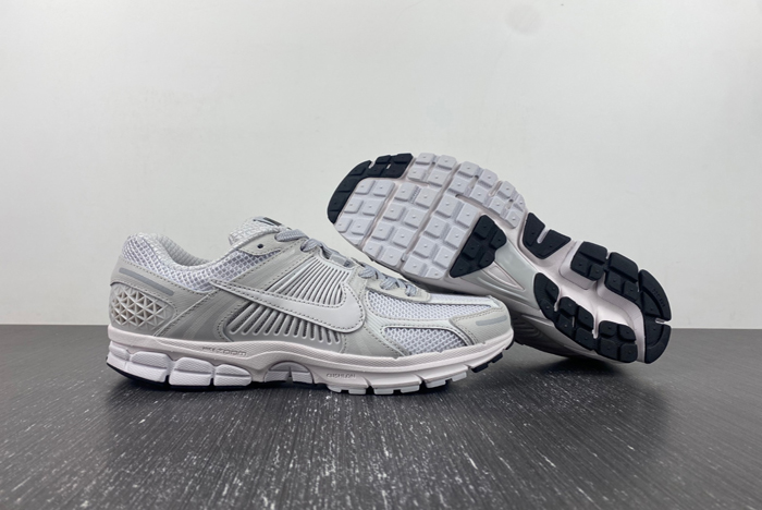 NIKE  Air Zoom Vomero  BV1358-001
