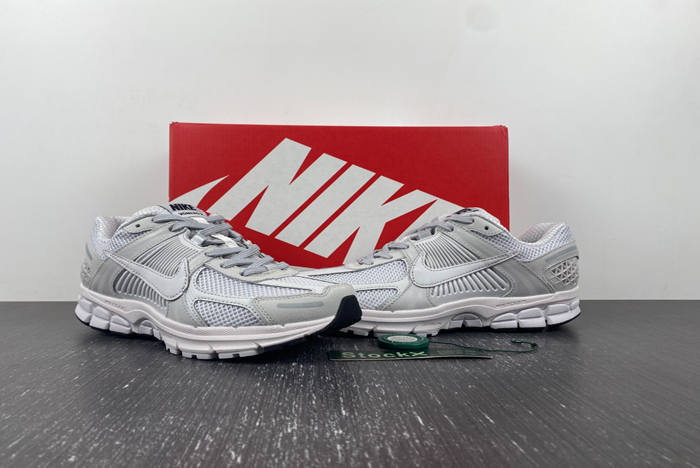 NIKE  Air Zoom Vomero  BV1358-001