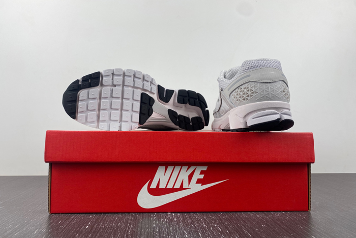 NIKE  Air Zoom Vomero  BV1358-001