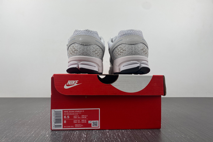 NIKE  Air Zoom Vomero  BV1358-001