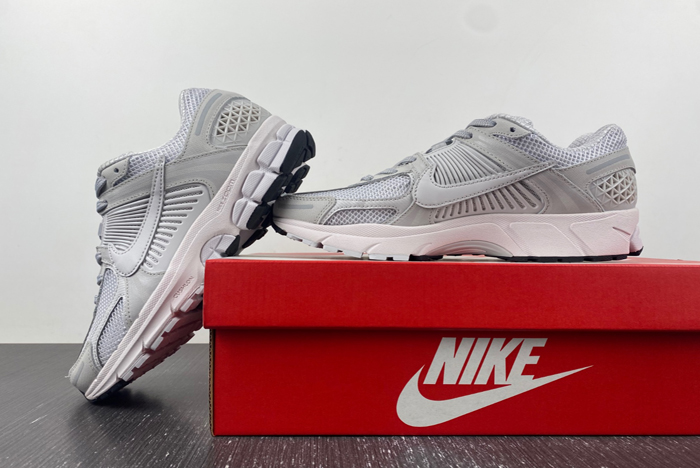 NIKE  Air Zoom Vomero  BV1358-001