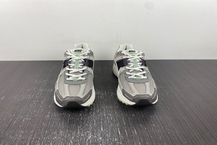 NIKE  Air Zoom Vomero  FB8825-001