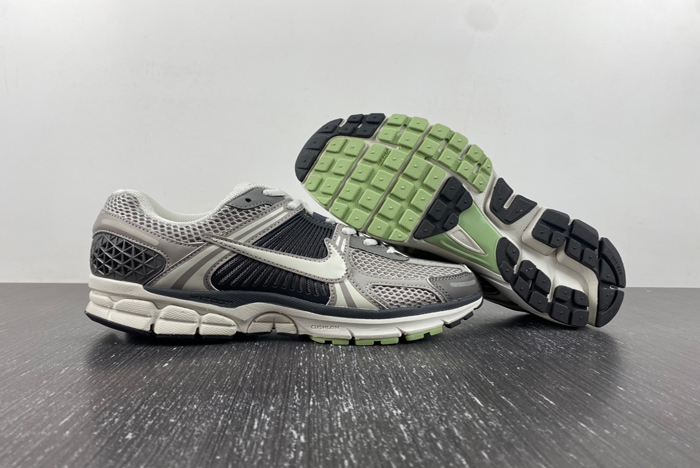NIKE  Air Zoom Vomero  FB8825-001