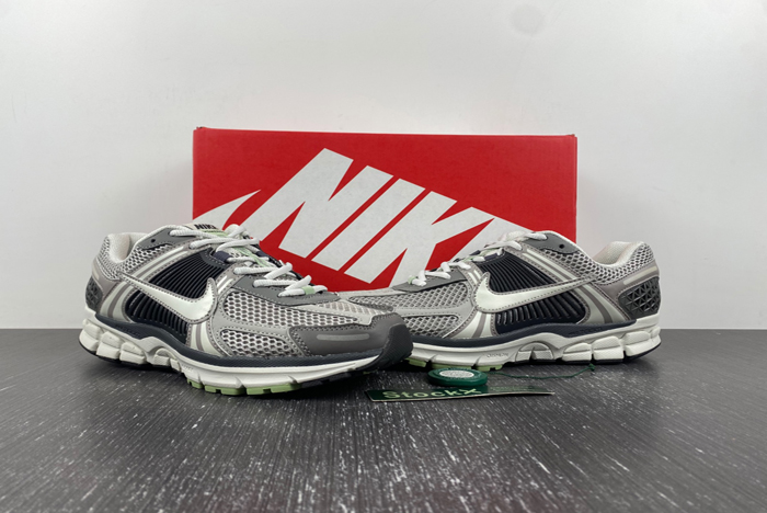 NIKE  Air Zoom Vomero  FB8825-001