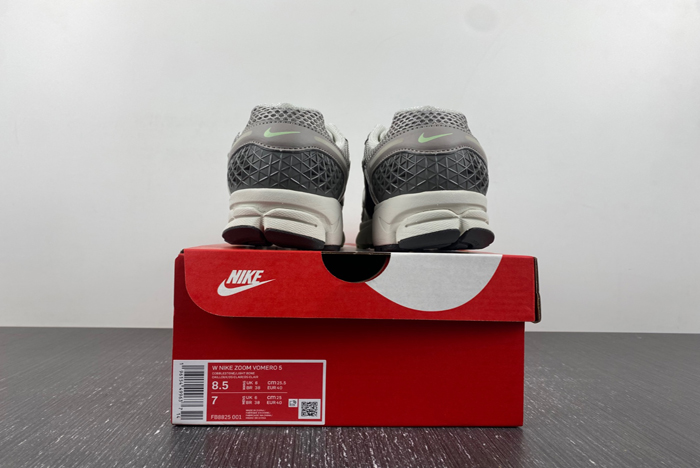 NIKE  Air Zoom Vomero  FB8825-001