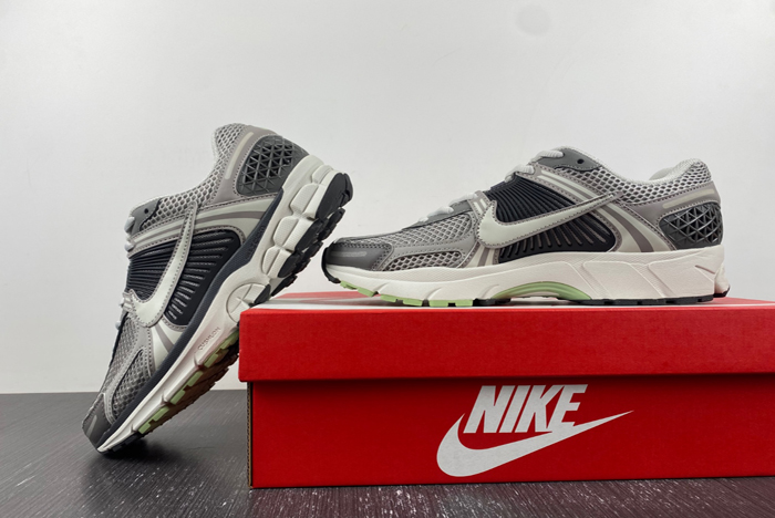 NIKE  Air Zoom Vomero  FB8825-001