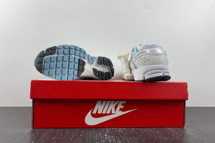 NIKE  Air Zoom Vomero 5  FN3432-001