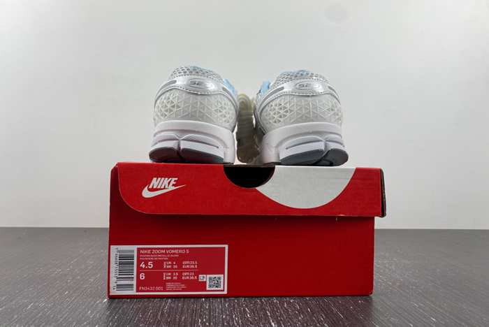 NIKE  Air Zoom Vomero 5  FN3432-001