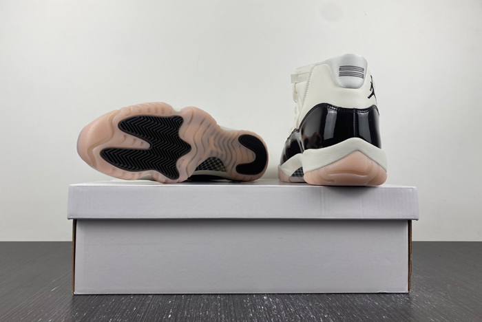 Air Jordan 11 WMNS “Neapolitan”  AR0715-101