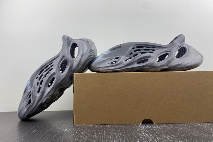 YZY FOAM RUNNER MX  IE4931