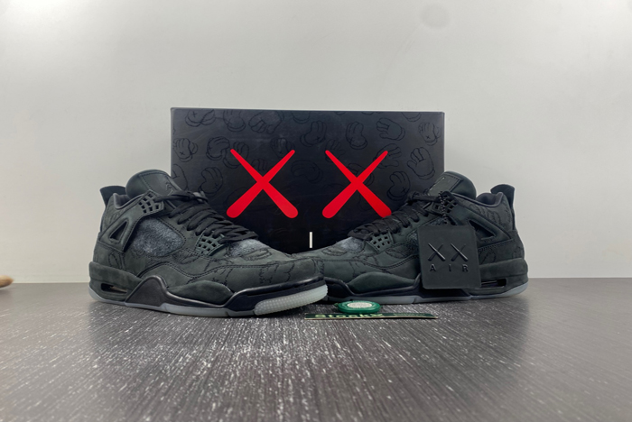 AIR JORDAN 4 RETRO KAWS  930155 001