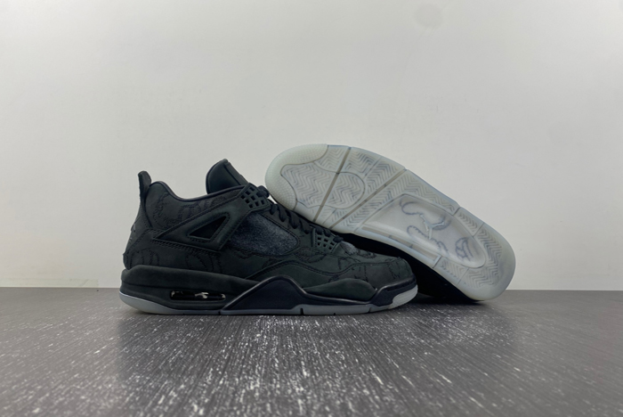 AIR JORDAN 4 RETRO KAWS  930155 001