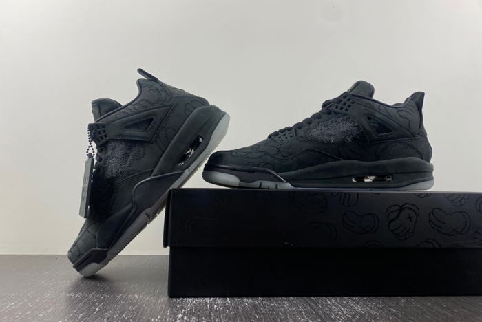 AIR JORDAN 4 RETRO KAWS  930155 001