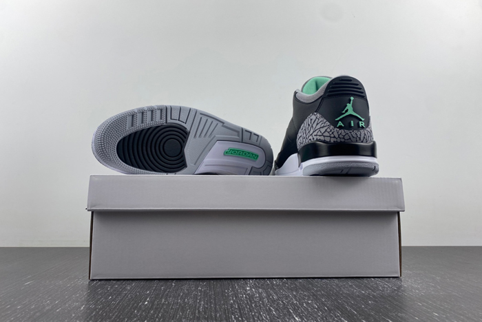 Air Jordan 3 “Green Glow”  CT8532-031