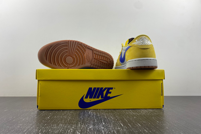 Travis Scott x Air Jordan 1  DZ4137-700
